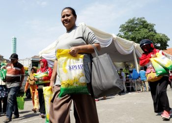 Gerakan Pangan Murah digelar di halaman Kantor Kecamatan Sukomanunggal.