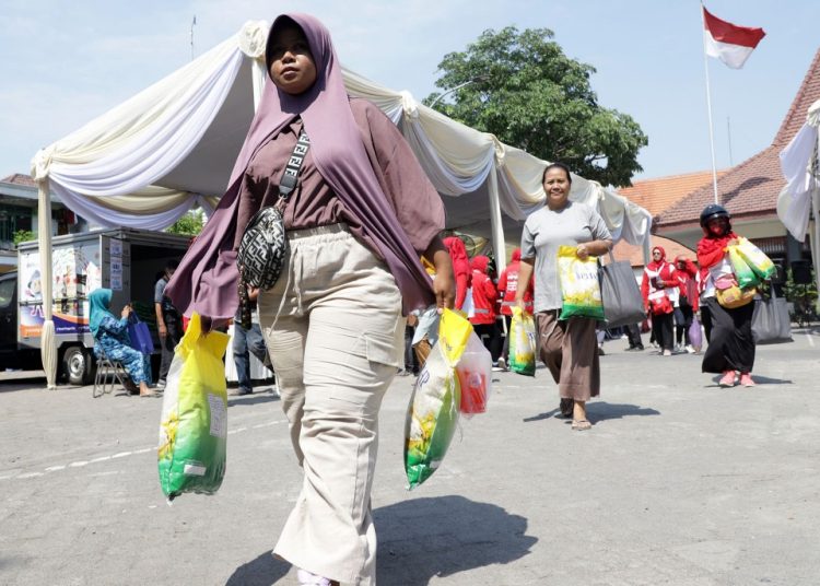 Gerakan Pangan Murah digelar di halaman kantor Kecamatan Sukomanunggal.