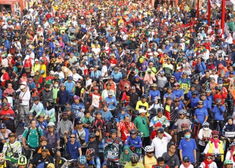 Ribuan warga hadir dalam gelaran Pesta Rakyat di depan gedung Negara Grahadi.