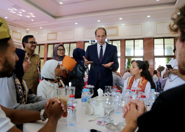 Sekretaris Daerah Surabaya Ikhsan bersama Duta Besar Prancis untuk Indonesia, Timor Leste, dan ASEAN Fabien Penone di lobby lantai 2, gedung Balai Kota.