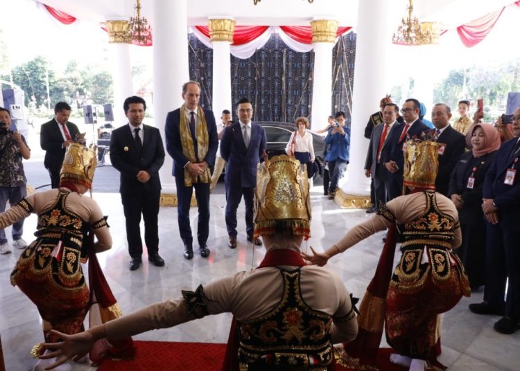 Duta Besar Prancis untuk Indonesia, Timor Leste dan Asean H.E. Fabien Penone mendapat sambutan selamat datang di gedung Negara Grahadi.