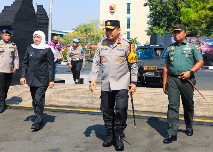 Kapolda Jatim Irjen Pol Toni Harmanto bersama Gubernur Khofifah Indar Parawansa dan Pangdam V Brawijaya Mayjend TNI Farid Makruf pada apel gelar pasukan Operasi Mantap Brata Semeru 2023-2024 di lapangan Makodam V Brawijaya Surabaya.