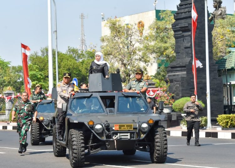Gubernur Jatim Khofifah Indar Parawansa bersama Pangdam V Brawijaya Mayjend TNI Farid Makruf mendampingi Kapolda Jatim Irjen Pol Toni Harmanto meninjau pasukan dalam apel Gelar Pasukan Operasi Mantap Brata Semeru 2023-2024 di lapangan Makodam V Brawijaya Surabaya.