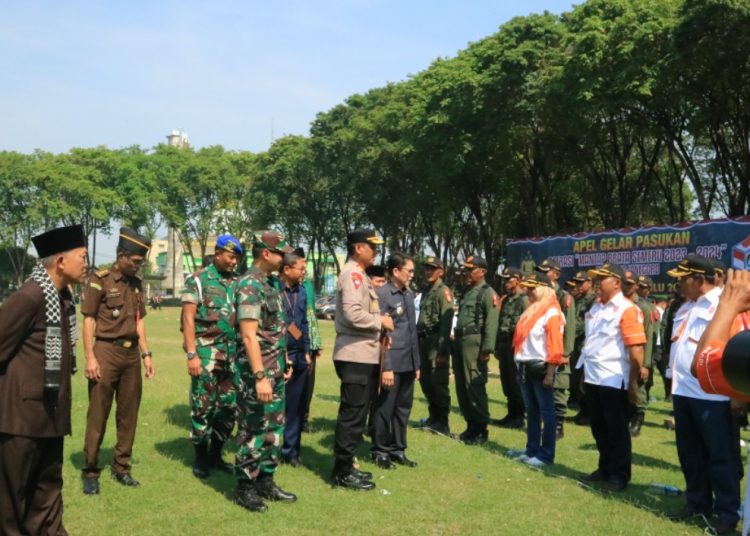 Pj Bupati Bojonegoro Adriyanto bersama jajaran Forkopimda pada apel Kesiapan Penyelenggaraan Pemilu 2024 di Alun-Alun Bojonegoro.