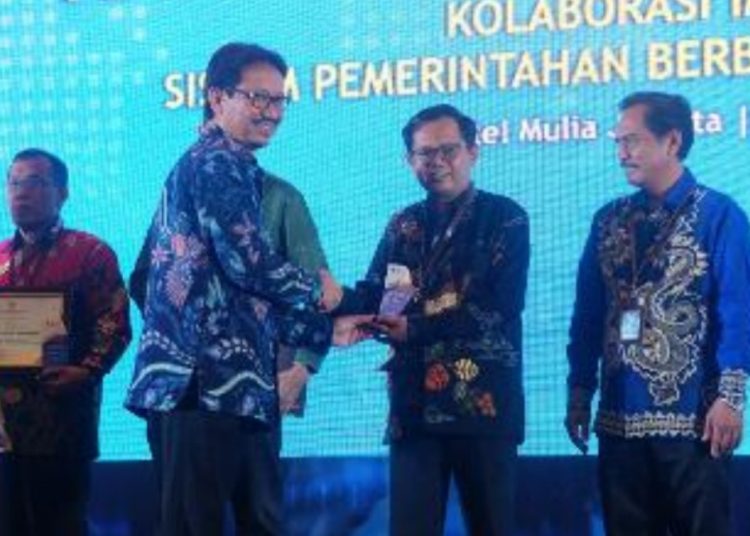 Penyerahan penghargaan kepada Pemkab Bojonegoro dari Kemenkominfo RI disela saat Rapat Koordinasi Nasional Kolaborasi Implementasi Sistem Pemerintahan Berbasis Elektronik (SPBE) nasional di Jakarta.