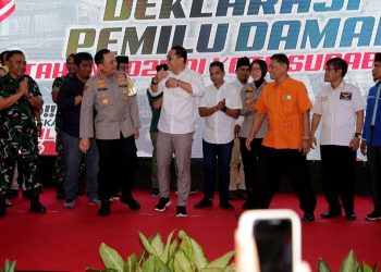 Kapolrestabes Kota Surabaya Kombes Pol Pasma Royce di sela deklarasi damai pemilu 2024 di Graha Sawunggaling.