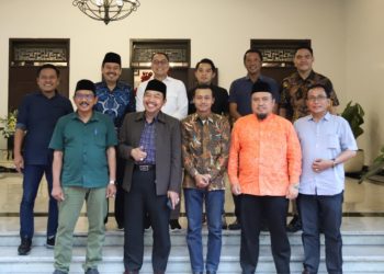 Foto bersama Wali Kota Surabaya Eri Cahyadi di sela pertemuan dengan pimpinan partai politik di Surabaya.