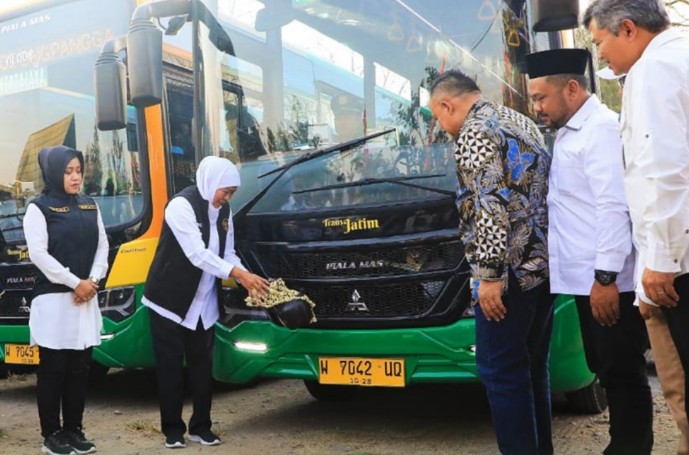 Pemecahan kendi sebagai tanda peresmian Trans Jatim Koridor III di Wisata Bukit Kayu Putih Kabupaten Mojokerto,