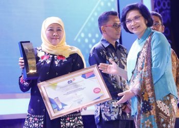 Gubernur Jawa Timur Khofifah Indar Parawansa saat menerima  penghargaan Jatim Bangkit Awards 2023, di Hotel Mercure, Surabaya.