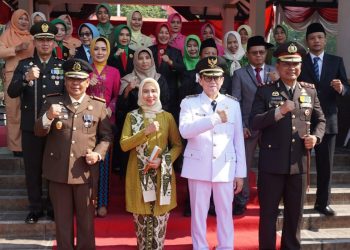 Foto bersama Pj Bupati Bojonegoro Adriyanto dengan jajaran Forkopimda di sela upacara Hari Jadi Bojonegoro ke-346 di Alun-Alun Bojonegoro.