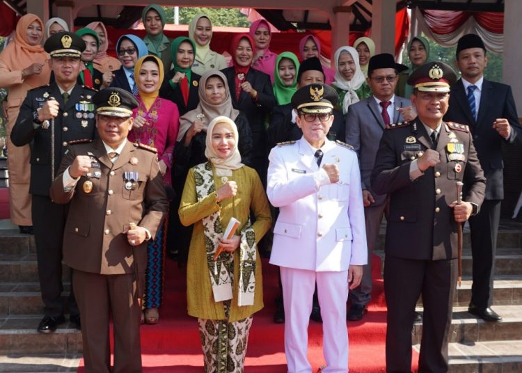 Foto bersama Pj Bupati Bojonegoro Adriyanto dengan jajaran Forkopimda di sela upacara Hari Jadi Bojonegoro ke-346 di Alun-Alun Bojonegoro.