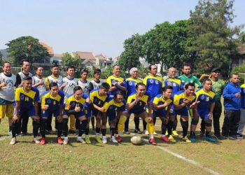 Foto bersama dua tim mini soccer dalam lomba yang digelar PCNU Surabaya untuk menyemarakkan peringatan Hari Santri Nasional tahun 2023. 