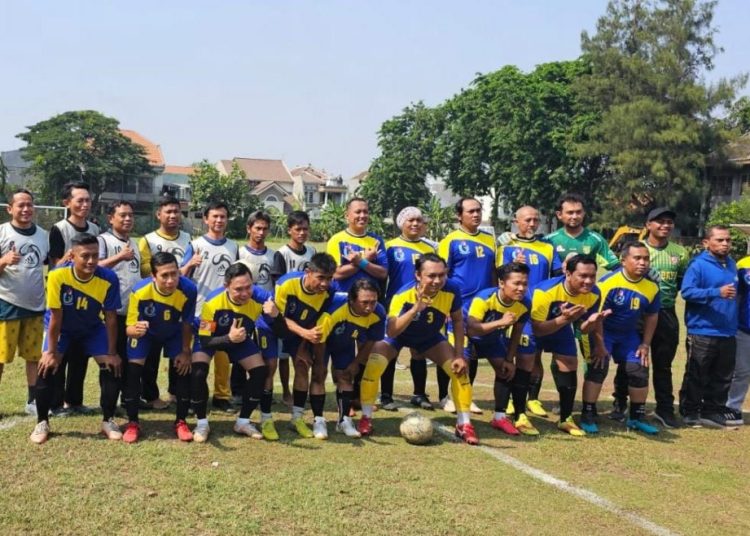 Foto bersama dua tim mini soccer dalam lomba yang digelar PCNU Surabaya untuk menyemarakkan peringatan Hari Santri Nasional tahun 2023. 