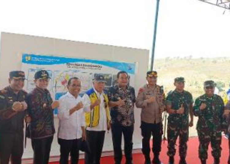 Kunjungan kerja Mensesneg Pratikno bersama Menteri PUPR Basuki Hadimulyono di rencana pembangunan Bendungan Karangnongko di Kecamatan Margomulyo, Bojonegoro.