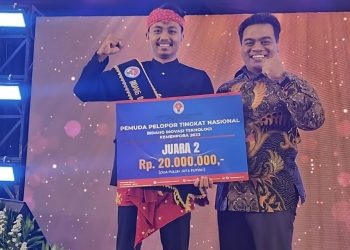 Ramadhita Putra Purnomo saat menerima penghargaan pemuda pelopor nasional dari Kemenpora.