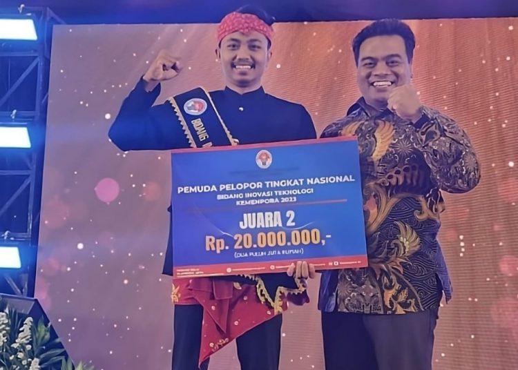 Ramadhita Putra Purnomo saat menerima penghargaan pemuda pelopor nasional dari Kemenpora.