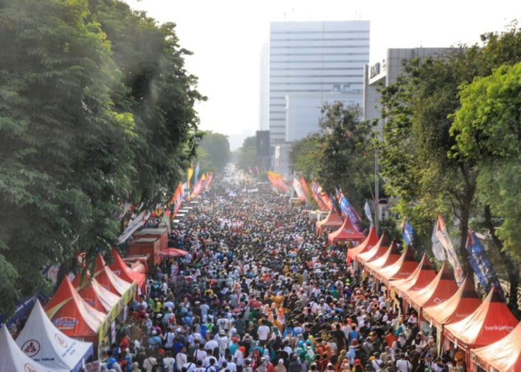 Ratusan ribu masyarakat tumpah ruah memeriahkan jalan santai memperingati Hari Santri 2023.