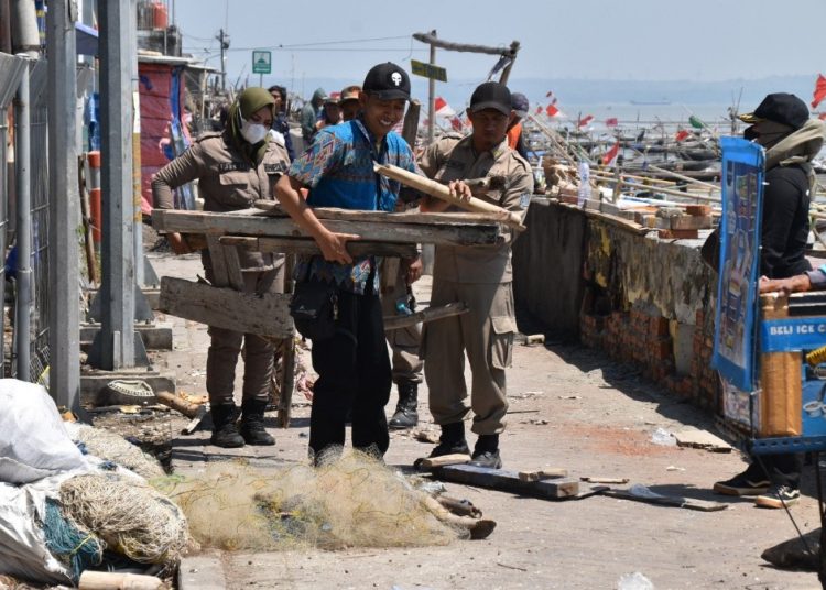 Pembersihan sisa lapak PKL di pantai Batu-Batu Kenjeran.