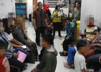 Anak-anak yang terjaring naik kendaraan terbuka diberi pembinaan dan didatangkan orang tuanya untuk meminta maaf.