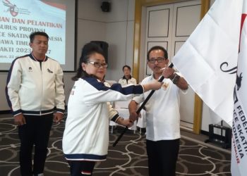 Ketua Umum FISI pusat Suzan Herawati menyerahkan bendera FISI kepada Ketua Pengprov FISI Jatim AH Thony dalam pengukuhan dan pelantikan yang dilaksanakan di Hotel Movenpick, Surabaya.