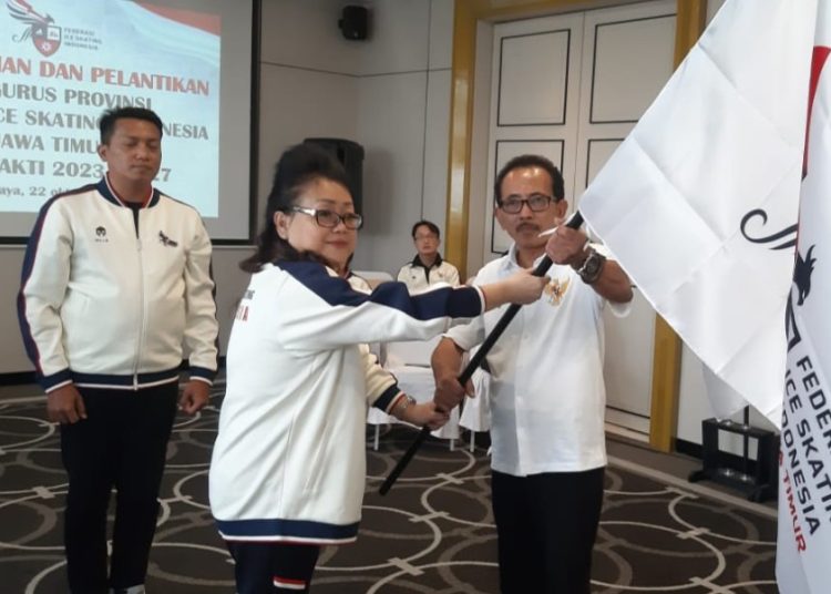 Ketua Umum FISI pusat Suzan Herawati menyerahkan bendera FISI kepada Ketua Pengprov FISI Jatim AH Thony dalam pengukuhan dan pelantikan yang dilaksanakan di Hotel Movenpick, Surabaya.