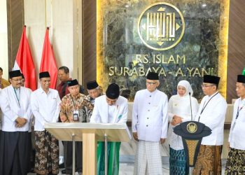 Presiden Joko Widodo menandatangani prasasti dalam peresmian tower Rumah Sakit Islam (RSI) Surabaya di Jalan A.Yani Surabaya.
