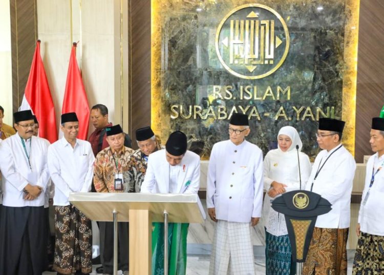 Presiden Joko Widodo menandatangani prasasti dalam peresmian tower Rumah Sakit Islam (RSI) Surabaya di Jalan A.Yani Surabaya.