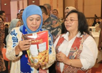 Gubernur Jawa Timur Khofifah Indar Parawansa memperhatikan produk di salah satu stand di sela membuka East Java Halal Industry Fest (EJHIF) tahun 2023 di Dyandra Convex Surabaya.