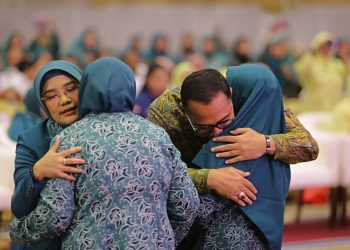 Wali Kota Surabaya Eri Cahyadi dan Ketua TP PKK Kota Surabaya Rini Indriyani memeluk kader PKK  pada peringatan Hari Kesatuan Gerak PKK ke-51.