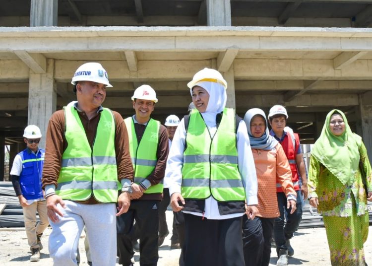 Gubernur Khofifah Indar Parawansa meninjau progres pembangunan RSUD Mohammad Noer milik Pemprov Jawa Timur di Pamekasan.
