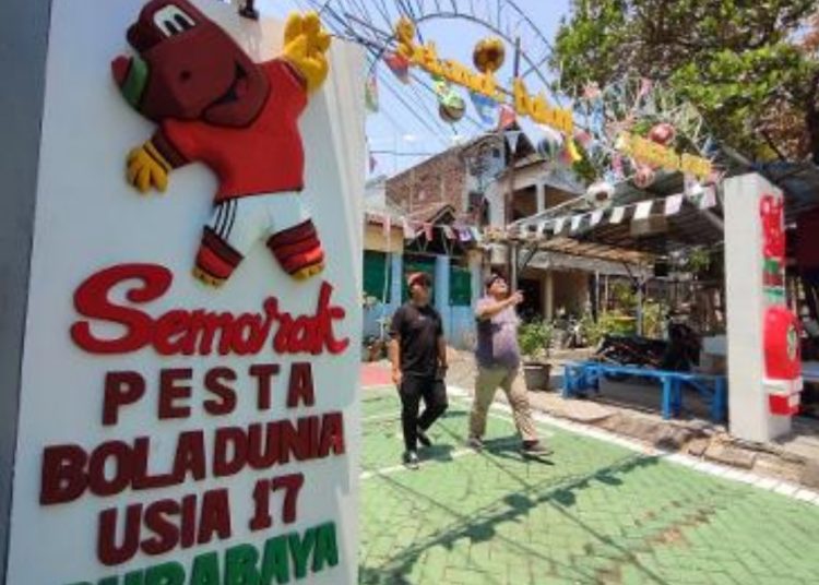 Salah satu gapura yang dihias pernik sepakbola jelang gelaran Piala Dunia U-17 di Surabaya.