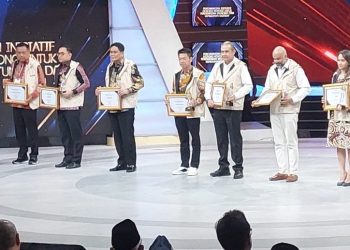 Wali Kota Surabaya Eri Cahyadi (dua dari kiri) menerima piagam apresiasi sebagai akselerator entaskan stunting dan kemiskinan ekstrem.