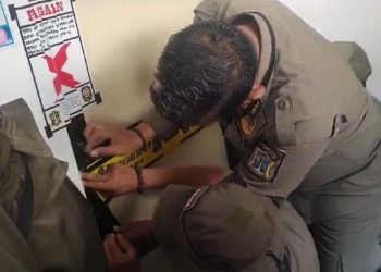 Penyegelan pada satu unit Rumah Susun Sederhana Sewa di Rusunawa Grudo.