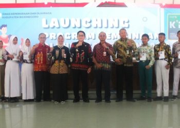 Bupati Bojonegoro Adriyanto bersama para penerima program Kartu Potensi Olahraga Bojonegoro tahun 2023.