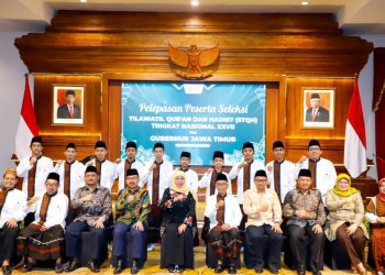 Foto bersama di sela melepas 50 kafilah Jatim yang akan mengikuti Seleksi Tilawatil Qur'an dan Hadist tingkat nasional XXVII di Jambi tahun 2023.