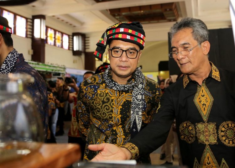 Wali Kota Surabaya Eri Cahyadi bersama Direktur Jenderal Informasi dan Komunikasi Publik Kementerian Komunikasi dan Informatika (Kemenkominfo) RI Usman Kasong meninjau stand di sela pembukaan KIM Festival di gedung Balai Pemuda.