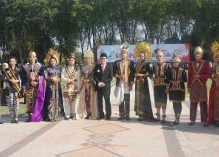 Foto bersama usai upacara peringatan Hari Sumpah Pemuda di Alun-Alun Bojonegoro.