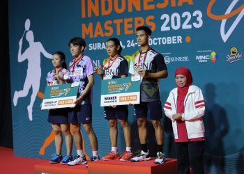 Gubernur Jawa Timur Khofifah Indar Parawansa  dalam penyerahan medali emas dalam gelaran Indonesia Masters Super 100 di Jatim International Expo Surabaya.