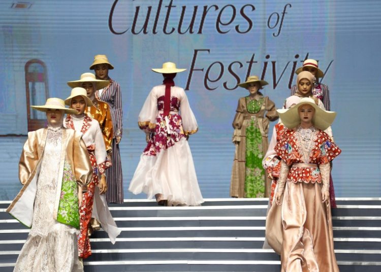 Batik Surabaya yang diperagakan model ditampilkan dalam ajang Indonesia International Modest Fashion Festival di Jakarta.