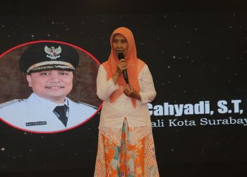 Plt Kepala Diskominfo Kota Surabaya Ira Narulita Puspitarini mewakili Wali Kota Eri Cahyadi menerima anugerah The Right Man On The Right Place kategori the most responsive leader with servant leadership.