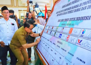 Sekdaprov Jatim Adhy Karyono membubuhkan tanda tangan dalam Deklarasi Pemilu Damai tahun 2024 di Kodam V Brawijaya.