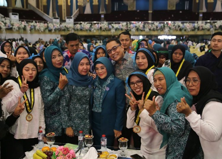 Wali Kota Surabaya Eri Cahyadi bersama Ketua TP PKK Kota Surabaya Rini Indriyani di sela wisuda peserta yang telah lulus dari Sekolah Anak Orang Tua Hebat.