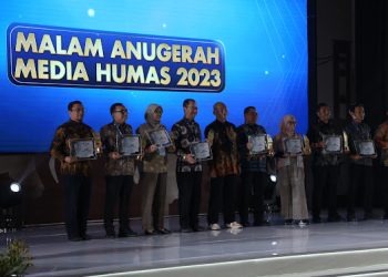 Penyerahan penghargaan kepada sejumlah instansi/lembaga pemerintahan dalam Anugerah Media Humas 2023.