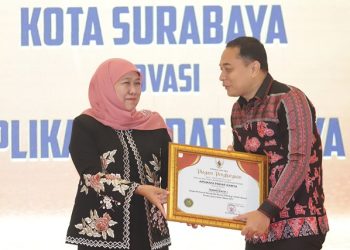 Wali Kota Surabaya Eri Cahyadi menerima penghargaan dari Gubernur Jatim Khofifah Indar Parawansa.
