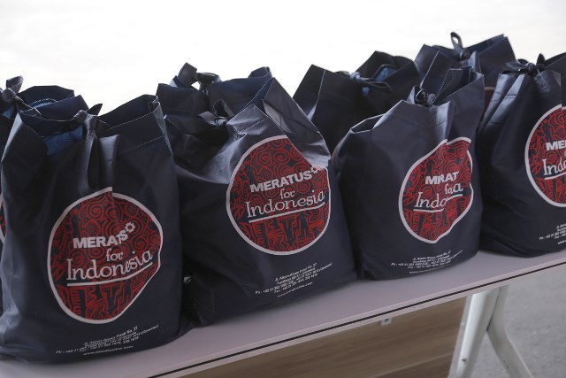 Paket sembako dari PT Meratus yang diserahkan kepada Pemkot Surabaya.
