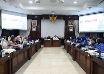Suasana kunjungan kerja Kemenko PMK dan Bappenas yang diterima di ruang sidang wali kota Surabaya.