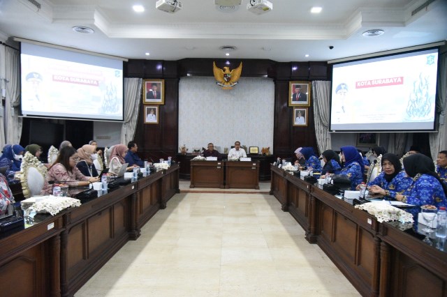 Suasana kunjungan kerja Kemenko PMK dan Bappenas yang diterima di ruang sidang wali kota Surabaya.