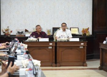 Staf Ahli Bidang Pembangunan Berkelanjutan Kemenko PMK Agus Suprapto dan Wali Kota Surabaya Eri Cahyadi di ruang sidang wali kota Surabaya.