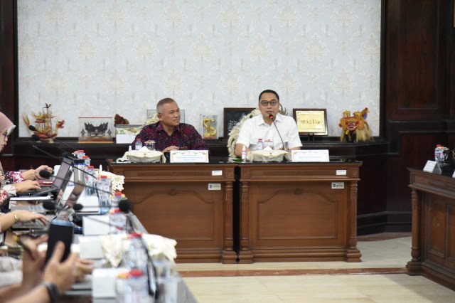 Staf Ahli Bidang Pembangunan Berkelanjutan Kemenko PMK Agus Suprapto dan Wali Kota Surabaya Eri Cahyadi di ruang sidang wali kota Surabaya.