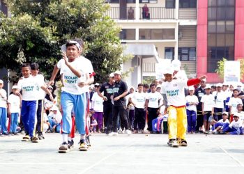 Para pelajar mengikuti Festival Permainan Rakyat dan Olahraga Tradisional di Balai Besar Penjaminan Mutu Pendidikan, Surabaya.